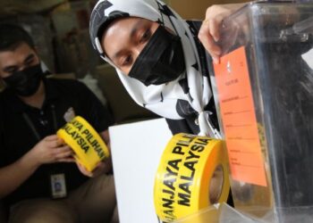 Petugas Suruhanjaya Pilhan Raya (SPR) Sarawak menyusun peralatan pengundian 
menjelang Pilihan Raya Negeri tidak lama lagi. - UTUSAN/HARITH AUFA