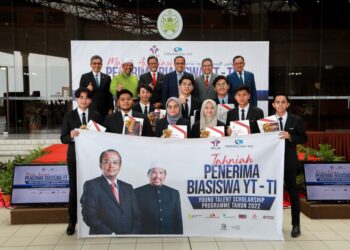 AHMAD Samsuri Mokhtar ((barisan belakang, tiga kanan) bergambar bersama penerima biasiswa pada Majlis Majlis Apreasasi penerima Biasiswa YT-TI (Young Talent Scholarship Programme) di Kuala Terengganu, hari ini.