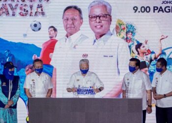 Ismail Sabri Yaakob (tengah) melancarkan Jelajah Aspirasi Keluarga Malaysia Negeri Johor di Dataran Angsana, Johor Bahru, semalam. - MINGGUAN/FARIZ RUSADIO