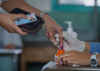 KEHADIRAN pilihan raya umum sering membawa pelbagai wajah,  ada suasana meriah, resah, kecewa serta bimbang bercampur harapan. – UTUSAN/FARIZ RUSADIO