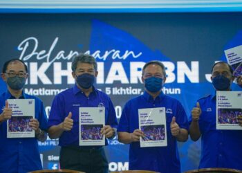 JPengerusi Barisan Nasional (BN) Johor, Datuk Hasni Mohammad (dua, kanan) bersama Timbalan Pengerusi BN, Datuk Seri Mohamad Hasan (dua, kiri) menunjukkan manifesto Ikhtiar BN Johor selepas majlis pelancaran di Bangunan Perhubungan UMNO di Johor Bharu semalam.-UTUSAN/ FARIZ RUSADIO