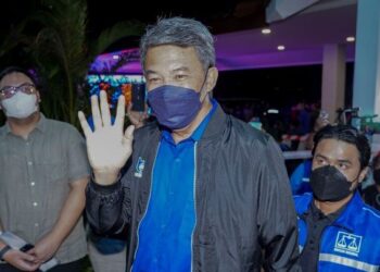 MOHAMAD Hasan hadir di Dewan Perhubungan UMNO bagi menunggu keputusan Pilihan Raya Negeri (PRN) Johor. - UTUSAN/FARIZ RUSADIO