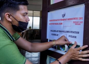SEORANG petugas Suruhanjaya Pilihan Raya (SPR) membuat persiapan sempena Pilihan Raya Negeri (PRN) Johor, esok. - UTUSAN/ FARIZ RUSADIO