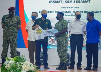 PERDANA Menteri, Datuk Seri Ismail Sabri Yaakob (tiga dari kiri) menyerahkan replika kunci Rumah Keluarga Malaysia Angkatan Tentera (RKMAT) Kem Segamat kepada penerima, Sarjan Narendran Balakrishnan (tiga dari kanan) pada majlis pelancaran di Kem Segamat, Johor, semalam. Turut sama, Menteri Kanan Pertahanan, Datuk Seri Hishammuddin Tun Hussein (dua dari kanan); Menteri Besar Johor, Datuk Hasni Mohammad (dua dari kiri) dan Panglima Tentera Darat, Jeneral Tan Sri Zamrose Mohd. Zain. - FOTO/FARIZ RUSADIO