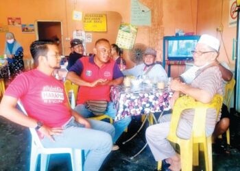 SHEIKH Umar Bagharib Ali (kiri) ketika bersarapan dengan masyarakat di Felda Kahang Barat, Kluang, semalam.