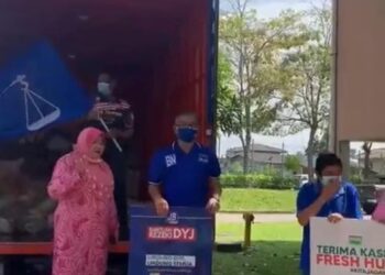 GAMBAR program memberi bantuan oleh Yahya Jaafar yang menggunakan lori milik MBJB sambil mengibarkan bendera BN dipertikai pelbagai pihak di Johor Bahru, Johor.