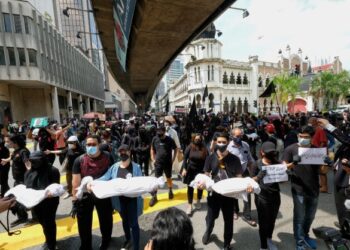 SEKUMPULAN peserta berpakaian hitam berarak ketika protes Keluar dan #LAWAN di Jalan Tun Perak, Kuala Lumpur, minggu lalu - UTUSAN /MUHAMAD IQBAL ROSLI