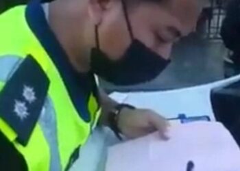 ABDUL Wahed Hamid mengeluarkan kompaun RM1,500 kepada seorang lelaki kerana tidak memakai pelitup muka dalam rakaman video tular di Sungai Siput.- MEDIA SOSIAL