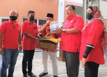 EDDIN Syazlee Shith (dua dari kanan) menerima cenderamata daripada Rais Yatim selepas menyempurnakan Perasmian Berkelompok Mesyuarat Agung Bersatu Cawangan-cawangan Bahagian Jelebu di Wisma Budi Kuala Klawang, Jelebu, Negeri Sembilan, hari ini. - FOTO/BADRUL HAFIZAN MAT ISA