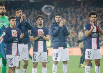 PEMAIN PSG memberi penghormatan kepada legenda bola sepak Brazil, Pele sebelum memulakan perlawanan menentang Lens di  Stadium Bollaert-Delelis yang menyaksikan mereka kalah 3-1.