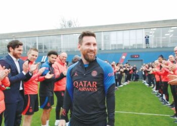 PEMAIN Paris Saint-Germain memberi guard of honour kepada Lionel Messi sekembalinya beliau ke Paris semalam selepas membantu Argentina menjuarai Piala Dunia 2022, bulan lalu.