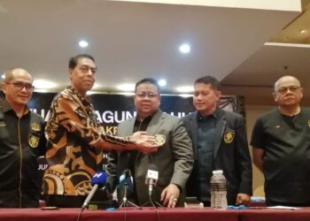 MOHD. SUMALI Reduan (tiga dari kanan) disematkan dengan lencana Astaf oleh Abdul Halim Kadir (dua dari kiri) selepas Mesyuarat Agung Tahunan PSM di Kuala Lumpur Jun lalu. - UTUSAN/AIZAWATI AHMAD