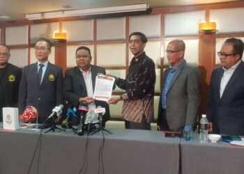 Presiden PSM, Datuk Sumali Reduan (tiga dari kiri) mengemukakan permohohanan rasmi untuk menyertai ASTAF & ISTAF semula kepada Setiausaha Agungnya ISTAF Datuk Halim Kader.