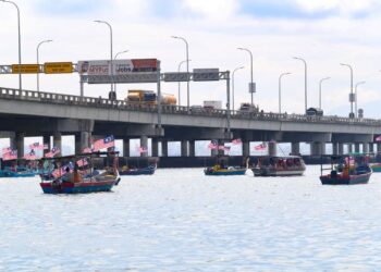 KIRA-KIRA 40 buah bot nelayan dari Unit Sungai Gelugor dan Batu Uban, George Town hari ini berkonvoi mengibarkan Jalur Gemilang merentasi Jambatan Pulau Pinang sempena sambutan Hari Kebangsaan ke-65.