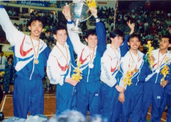 RASHID Sidek (kiri) sebahagian anggota skuad Piala Thomas yang kali terakhir merangkul kejuaraan pada 1992.