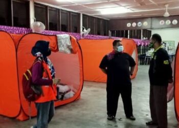 KHAIRI Azali Ibrahim meninjau PPS yang menempatkan mangsa banjir kilat di mukim Labu dan Dengkil, Selangor.