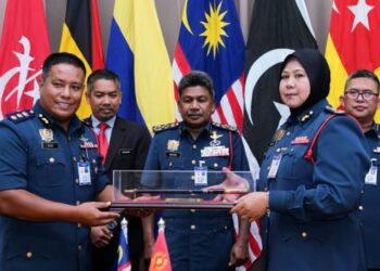 SITI Rohani Nadir (kanan) menerima nota serah tugas sebagai Pengarah JBPM Johor sambil disaksikan Abdul Wahab (tengah) di Ibu Pejabat JBPM, Putrajaya. - UTUSAN/MOHD HUSNI MOHD NOOR