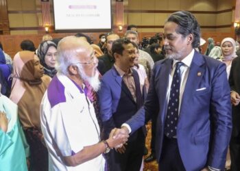 KHAIRY Jamaluddin beramah mesra bersama penerima selepas menyampaikan sijil penghargaan kepada NGO pada Majlis Agihan Dana Program Kesihatan Mental Kepada NGO di Putrajaya. - FOTO/FAISOL MUSTAFA