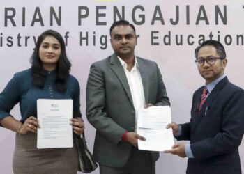PENGARAH Bahagian Mahasiswa Holistik Jabatan Pengajian Tinggi (KPT), Hirman Awang (kanan) menerima penyerahan memorandum daripada R Siva Prakash menggesa Menteri Pengajian Tinggi mengambil tindakan terhadap pihak NGO yang menganugerahkan Ijazah palsu di Kementerian Pengajian Tinggi, Putrajaya. - FOTO/FAISOL MUSTAFA