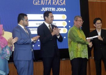 SAIFUDDIN Abdullah bersama Jufitri Joha (kanan) ketika gimik melancarkan Buku Himpunan Genta Rasa di Wisma Putra, Putrajaya. - FOTO/FAISOL MUSTAFA