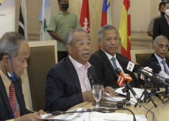 MUHYIDDIN Yassin selepas mempengerusikan mesyuarat MPN di Putrajaya. - FOTO/FAISOL MUSTAFA
