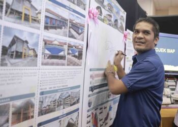 RADZI Jidin melawat ruang pamera selepas Majlis Transformasi Pendidikan Infrastruktur Pendidikan Selamat dan Kondusif di Sekolah Sultan Alam Shah Presint 1, Putrajaya. - FOTO/FAISOL MUSTAFA