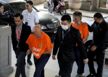 DUA beradik ditahan reman SPRM bagi membantu siasatan berhubung kes membuat pembayaran palsu bernilai lebih RM23 juta di Mahkamah Majistret Putrajaya. - FOTO/FAISOL MUSTAFA