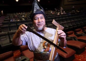 MOHD. Alhamadi Abu Bakar menunjukkan keris pusaka Mat Kilau ketika ditemui pada tayangan filem Mat Kilau: Kebangkitan Pahlawan di IOI CIty Mall, Putrajaya. – FOTO/FAISOL MUSTAFA