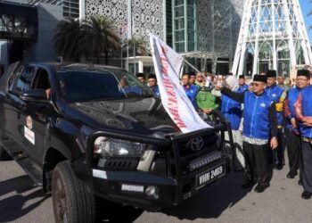 MOHD. Na’im Mokhtar melepaskan konvoi Skuad Musaadah pada Majlis Pelancaran Skuad Musaadah di Kompleks Islam Putrajaya. – FOTO/FAISOL MUSTAFA