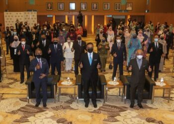 REEZAL Merican Naina Merican (tengah) bergambar bersama warga kementerian pada Majlis Amanat KPKT Tahun 2022 dan Pelancaran Rangka Kerja Pemerkasaan Pihak Berkuasa Tempatan (RKPBT) di Putrajaya, hari ini. - FOTO/FAISOL MUSTAFA