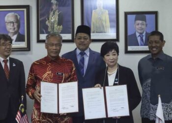 SHAHIDAN Kassim (berdiri, tengah) menyaksikan MoU antara Datuk Bandar Kuala Lumpur, Datuk Seri Mahadi Che Ngah (duduk dari kiri) dengan Gabenor Tokyo, Koike Yuriko (duduk, kanan) pada majlis lawatan kerja delegasi TMG di Putrajaya. - FOTO/FAISOL MUSTAFA