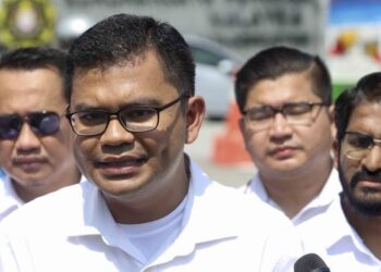 AKMAL Nasrullah Mohd. Nasir (depan) bercakap dalam sidang akhbar ketika hadir untuk membuat laporan SPRM berkaitan skandal LCS di Ibu Pejabat SPRM, Putrajaya. - FOTO/FAISOL MUSTAFA