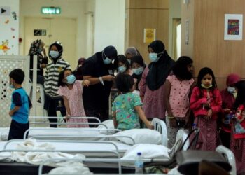 PESAKIT kanak-kanak dilaporkan mula memenuhi wad unit rawatan rapi (ICU) dewasa di hospital
susulan peningkatan kemasukan kes Covid-19. – GAMBAR HIASAN/FAISOL MUSTAFA