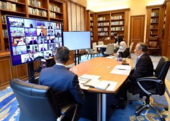 Bukan hanya wakil rakyat, menteri dan timbalan menteri juga mungkin boleh menjawab soalan-soalan atau membentangkan rang undang-undang dari pejabat masing-masing sekiranya sidang Parlimen hibrid diadakan. – GAMBAR HIASAN/FB MUHYIDDIN YASSIN