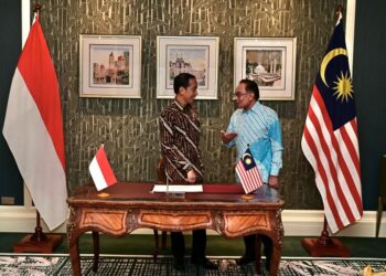 JOKOWI mengadakan pertemuan dengan Anwar Ibrahim di Seri Perdana baru-baru ini bagi menilai kemajuan bidang kerjasama dan membincangkan isu dua hala yang tertunggak. - JABATAN PENERANGAN
