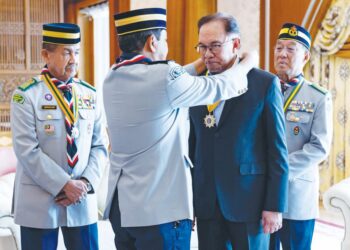 ANWAR Ibrahim dianugerahkan Bintang Semangat Padi Emas oleh Mohd. Zin Bidin sempena kunjungan delegasi Persekutuan Pengakap Malaysia di Putrajaya, baru-baru ini.