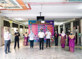 MOHD. RADZI Md. Jidin (tengah) bersama Yusran Shah Mohd. Yusof (lima dari kanan) dan  Habibah Abdul Rahim (empat dari kiri) ketika meninjau hari pertama persekolahan di Sekolah Menengah Kebangsaan Presint 16 (1), semalam.