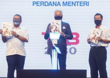 ISMAIL Sabri Yaakob (tengah), Abd. Latiff Ahmad (kiri) dan Ketua Pegawai Eksekutif Teraju,, Md. Silmi Abdul Rahman memegang buku TPB2030 pada majlis pelancarannya di KLCC hari ini. - UTUSAN/SHIDDIEQIIN ZON