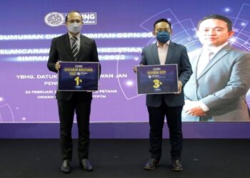 WAN Saiful Wan Jan (kanan) dan Ahmad Dasuki Abdul Majid bersama
replika dividen tiga peratus dan Ganjaran Kesetiaan 1 peratus.