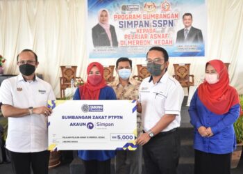 (Dari KIRI) Dasuki Majid, Noraini Ahmad, Annuar Ahmad, Ahli Lembaga Pengarah KEDA, Khairil Azani Arzmi dan Rosni Sohar pada Program Sumbangan Simpan SSPN Kepada Pelajar Asnaf Merbok di Sungai Petani.