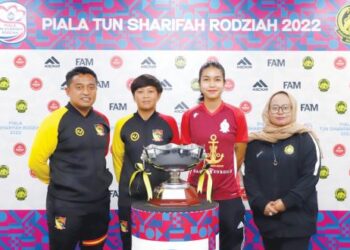 (DARI kiri) Penolong ketua jurulatih Negeri Sembilan, Masmalhadi Shukor, kapten, Malini Nordin, pengurus Melaka United, Dr, Siti Faidul Maisarah Abdullah dan Steffi Sarge Kaur bersama Piala Tun Sharifah Rodziah yang bakal menjadi rebutan dalam sidang akhbar di Kuala Lumpur semalam.