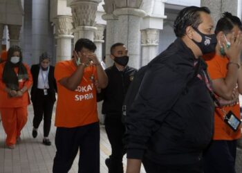 LIMA individu ditahan reman SPRM bagi membantu siasatan kes mengemukakan tuntutan palsu di Mahkamah Majistret Putrajaya. - FOTO/FAISOL MUSTAFA