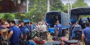 SEBAHAGIAN peserta yang ditahan oleh polis kerana menyertai pertandingan PUBG yang diharamkan di Bangladesh. - IHSAN MEDIA SOSIAL