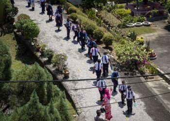 SIKAP menghormati guru perlu ditekankan kepada para pelajar agar mereka beroleh keberkatan daripada ilmu tersebut . – GAMBAR HIASAN