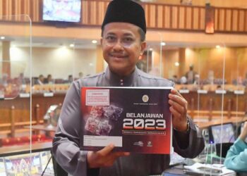 DR. Ahmad Samsuri Mokhtar menunjukkan buku Belanjawan Terengganu 2023 bertemakan Memacu Terengganu Berdaya Tahan pada Persidangan Dewan Undangan Negeri Terengganu Ke-14 di Kuala Terengganu, hari ini.