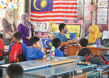 KUALA NERUS 17 Jan 2023 - Sebahagian ibu bapa hadir mengiringi anak mereka untuk mengambil  Bantuan Awal Persekolahan (BAP) di Sekolah Kebangsaan Kompleks Seberang Takir di sini hari ini.

Kerajaan telah mengumumkan dalam Bajet 2023 untuk menyediakan Bantuan Awal Persekolahan sebanyak RM150 untuk semua murid, tanpa mengira had pendapatan.

Bantuan Awal Persekolahan (BAP) bertujuan untuk meringankan beban perbelanjaan persekolahan anak-anak yang ditanggung oleh ibu bapa atau penjaga terutama pada awal tahun. -UTUSAN/PUQTRA HAIRRY