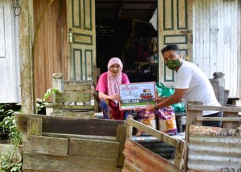 WAKIL MMSB, Izwan Ramlan  menyampaikan sumbangan kepada Kiah Salleh, ibu Ghazali Deraman di Kampung Gemuruh, Tepuh, Kuala Nerus, Terengganu. – UTUSAN/PUQTRA HAIRRY ROSLI