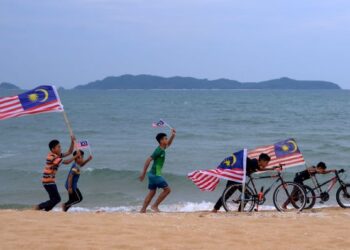 Sepanjang bulan kemerdekaan dan Hari Malaysia, anak-anak muda bangga mempamerkan semangat patriotisme dan nasionalisme dengan mengibarkan Jalur Gemilang. – UTUSAN/PUQTRA HAIRRY