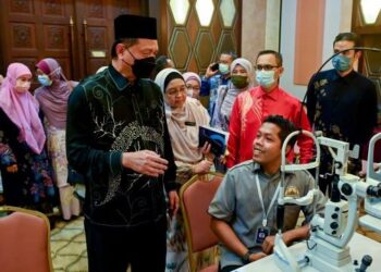 DR. NOOR Hisham Abdullah (tengah) melihat aktiviti pemeriksaan mata yang dijalankan sempena sambutan Hari Penglihatan Sedunia peringkat Kebangsaan di Taman Tamadun Islam, Kuala Terengganu, hari ini. - UTUSAN/PUQTRA HAIRRY ROSLI