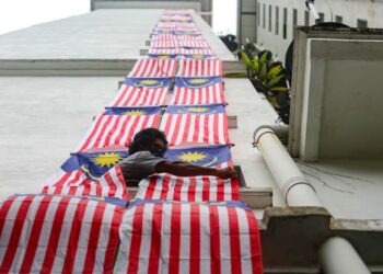 PERSOALAN yang seharusnya kita tanya kepada diri kita sebagai warganegara, apakah makna dan nilai 64 tahun kemerdekaan ini? -UTUSAN/PUQTRA HAIRRY